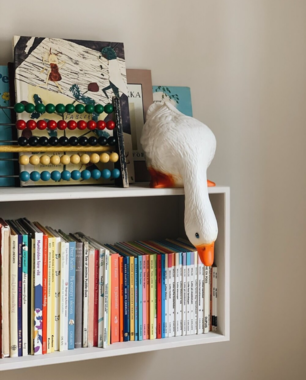 LAMP EEND DIE NAAR BENEDEN KIJKT